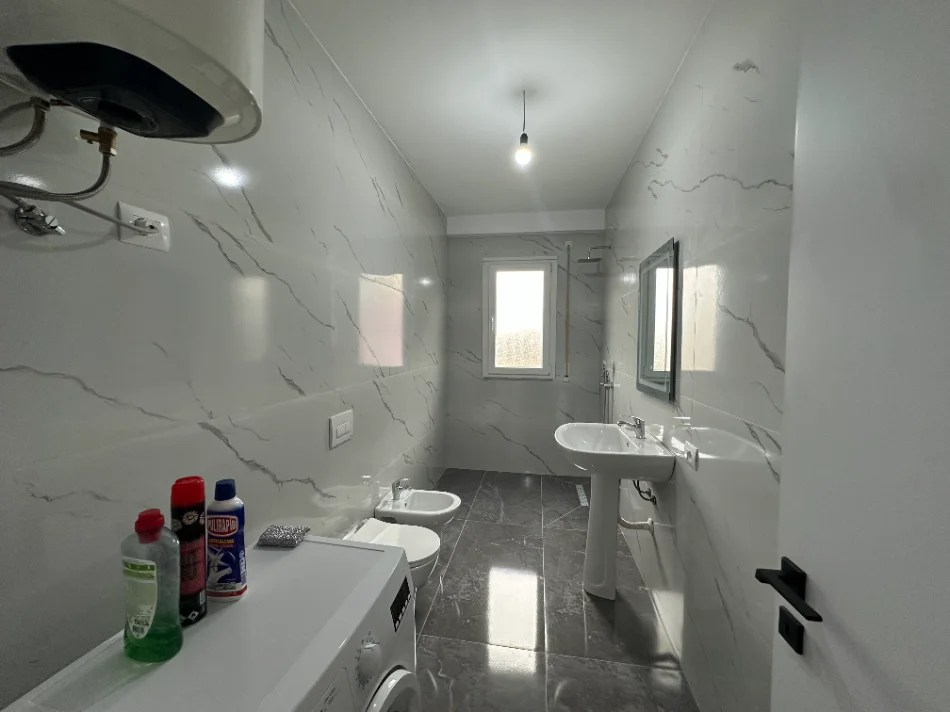 Shqiperi, jepet me qera apartament 2+1+Ballkon Kati 3, 103 m² 550 € (Paskuqan)