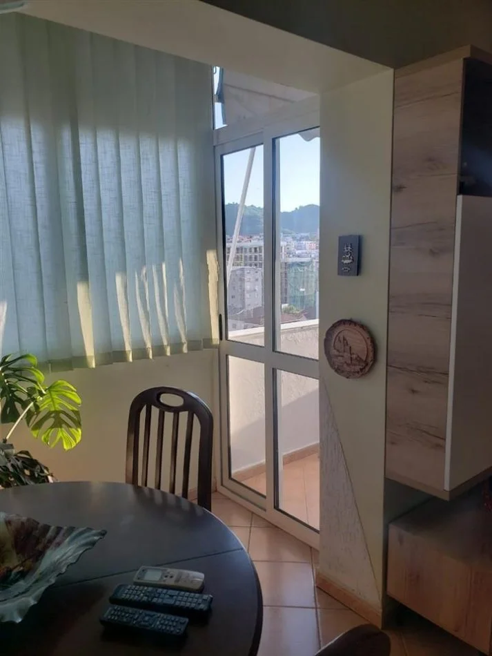 Tirane, jepet me qera apartament 2+1+Ballkon Kati 9, 105 m² 650 € (Komuna e Parisit ,Lulishtja)