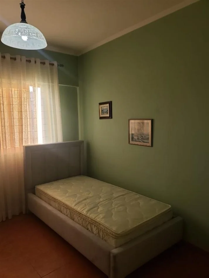 Tirane, jepet me qera apartament 2+1+Ballkon Kati 9, 105 m² 650 € (Komuna e Parisit ,Lulishtja)
