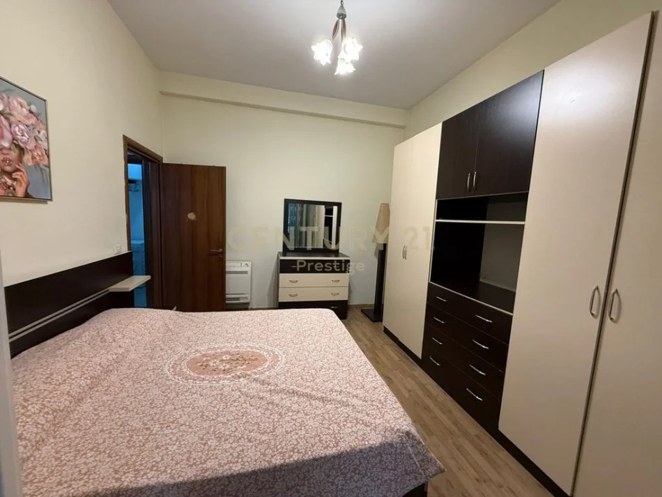 Tirane, jepet me qera apartament 2+1+Aneks+Ballkon Kati 2, 109 m² 900 € 