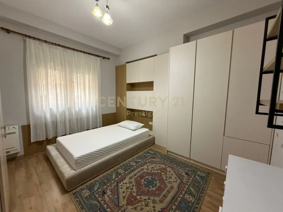 Tirane, jepet me qera apartament 2+1+Aneks+Ballkon Kati 2, 109 m² 900 € 