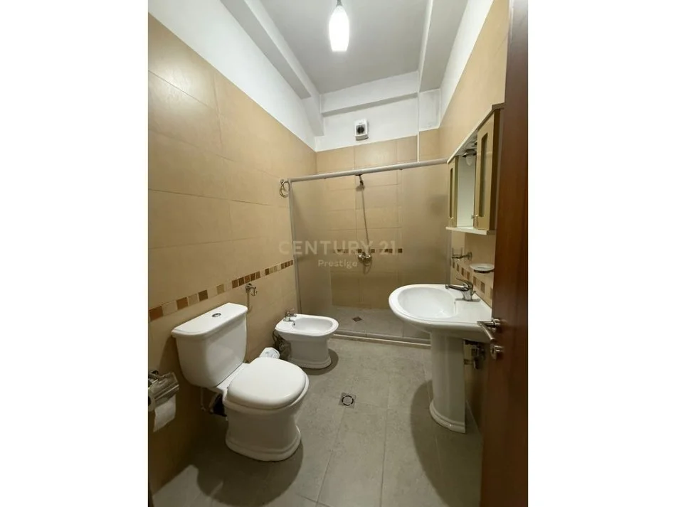 Tirane, jepet me qera apartament 2+1+Aneks+Ballkon Kati 2, 109 m² 900 € 