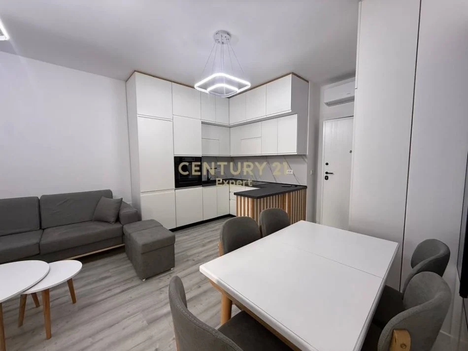 Tirane, jepet me qera apartament 2+1+Aneks+Ballkon Kati 7, 80 m² 800 € 