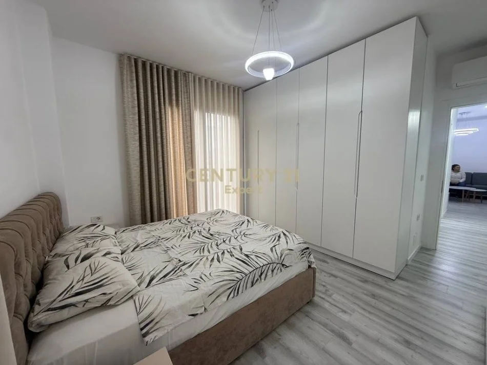 Tirane, jepet me qera apartament 2+1+Aneks+Ballkon Kati 7, 80 m² 800 € 