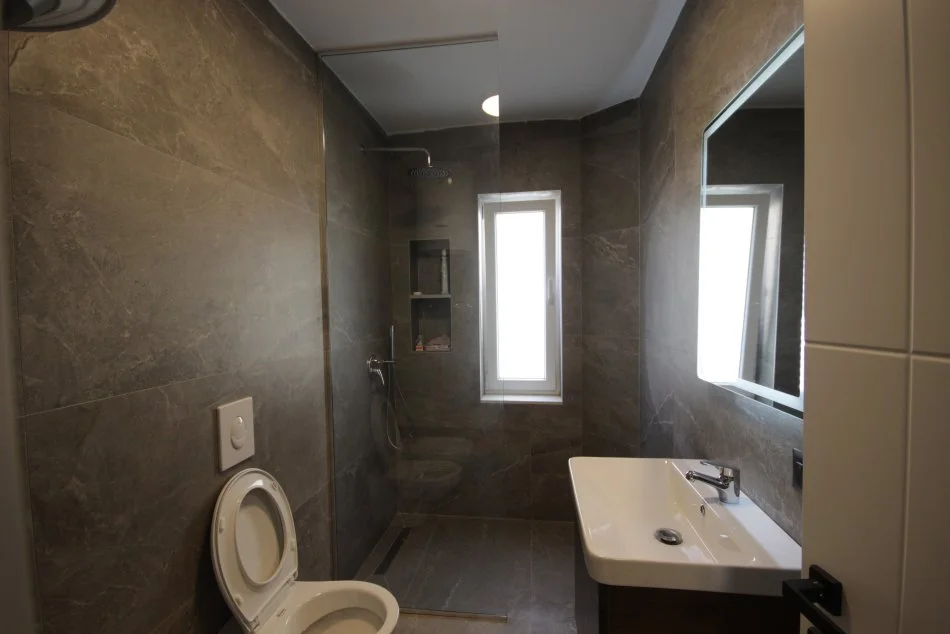 Tirane, jepet me qera apartament 3+1+Ballkon Kati 3, 95 m² 600 € (Rruga Myslym Shyri)