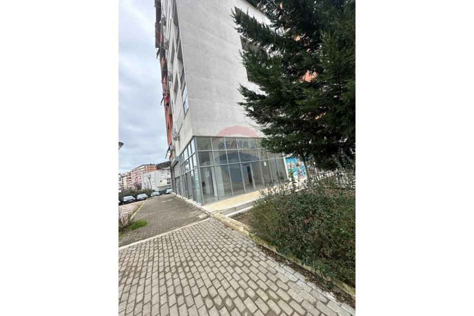 Tirane, jepet me qera dyqan Kati 0, 47 m² 450 € 
