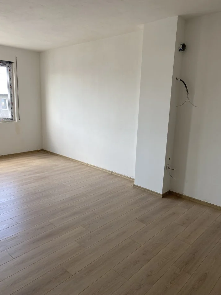 Tirane, shitet apartament 2+1+Ballkon Kati 8, 93 m² 91.000 € (Gryka Kacanikut Univers City)