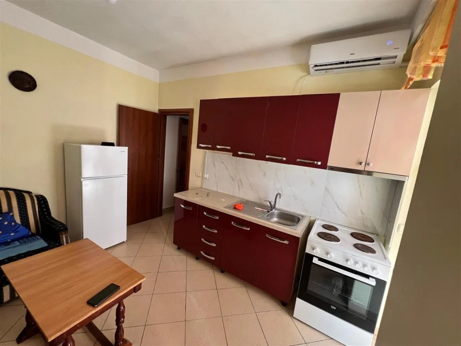 Tirane, jepet me qera apartament 1+1+Ballkon Kati 2, 60 m² 450 € (Zgara 5 Maji prane Concord Center)