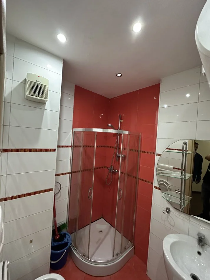 Tirane, jepet me qera apartament 1+1+Ballkon Kati 5, 82 m² 550 € (Rruga kavajes)