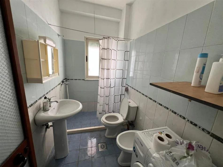 Tirane, jepet me qera apartament 1+1+Ballkon Kati 2, 60 m² 450 € (Zgara 5 Maji prane Concord Center)