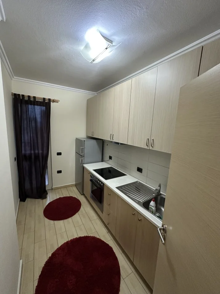 Tirane, jepet me qera apartament 1+1+Ballkon Kati 5, 82 m² 550 € (Rruga kavajes)