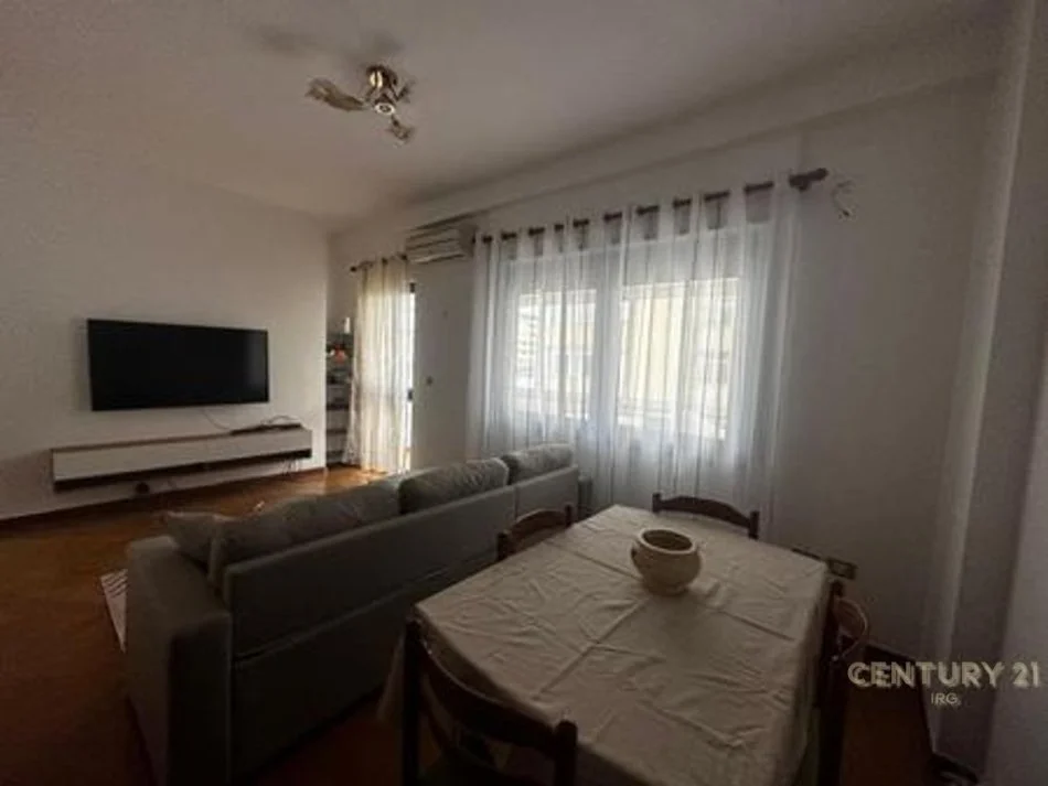 Tirane, jepet me qera apartament 1+1 Kati 3, 61 m² 600 € (Komuna Parisit)