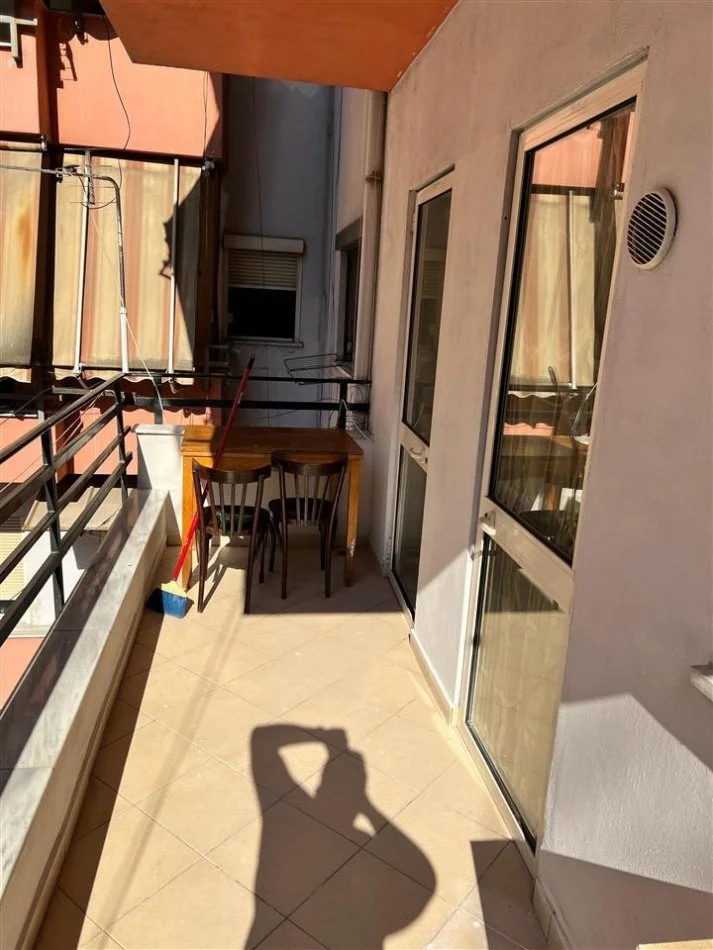 Tirane, jepet me qera apartament 1+1+Ballkon Kati 2, 60 m² 450 € (Zgara 5 Maji prane Concord Center)