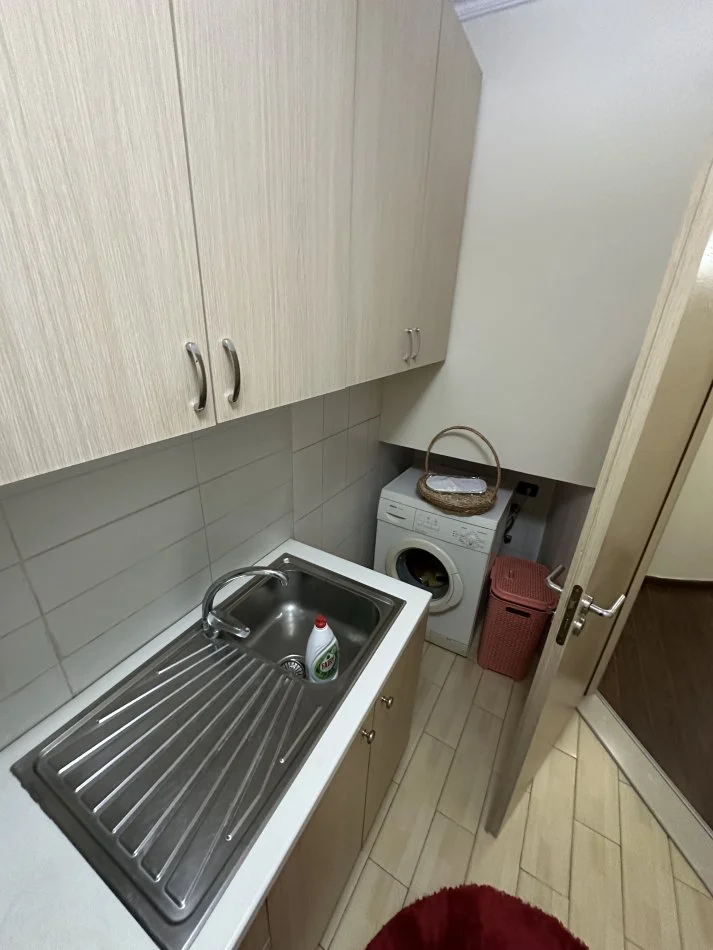 Tirane, jepet me qera apartament 1+1+Ballkon Kati 5, 82 m² 550 € (Rruga kavajes)