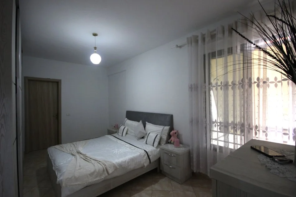 Tirane, jepet me qera apartament 2+1+Ballkon Kati 5, 80 m² 400 € (Rruga Migjeni)
