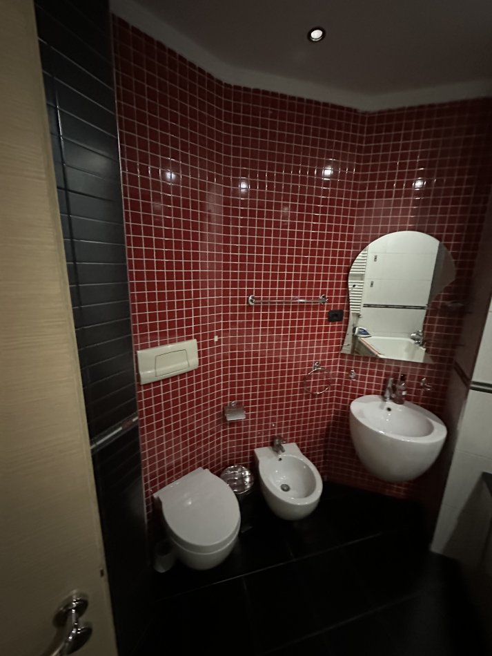 Tirane, jepet me qera apartament 1+1+Aneks+Ballkon Kati 8, 80 m² 550 € (Rruga kavajes)