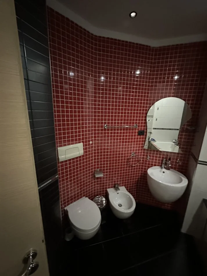 Tirane, jepet me qera apartament 1+1+Aneks+Ballkon Kati 8, 80 m² 550 € (Rruga kavajes)