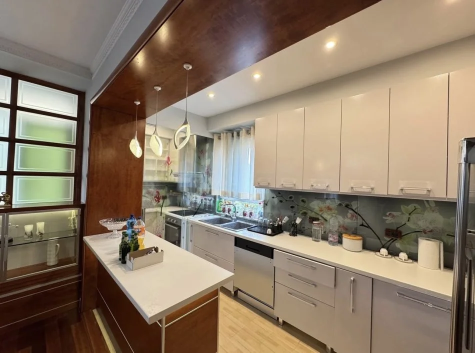 Tirane, jepet me qera apartament Kati 3, 165 m² 2.000 € 