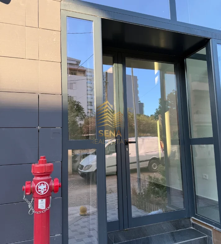Tirane, jepet me qera ambjent biznesi Kati 0, 24 m² 400 € (Pazari i Ri)