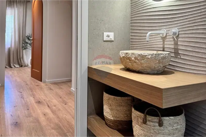 Tirane, shes apartament 2+1 , 