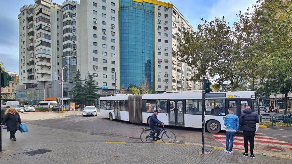 Tirane, jepet me qera apartament 3+1 Kati 3, 125 m² 700 € (QIRA APARTAMENT PER ZYRA OSE BANIM!)