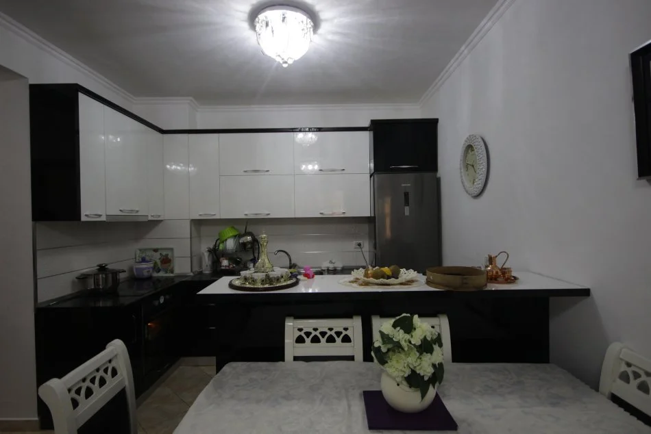 Tirane, jepet me qera apartament 2+1+Ballkon Kati 5, 80 m² 400 € (Rruga Migjeni)
