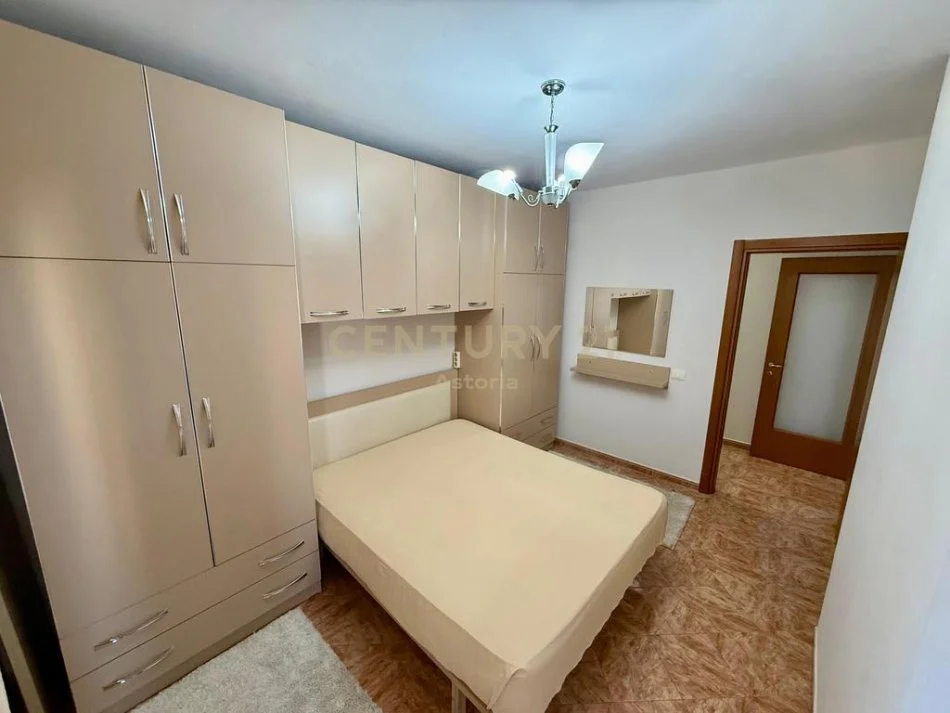 Tirane, jepet me qera apartament 2+1 Kati 8, 85 m² 700 € (Qender)