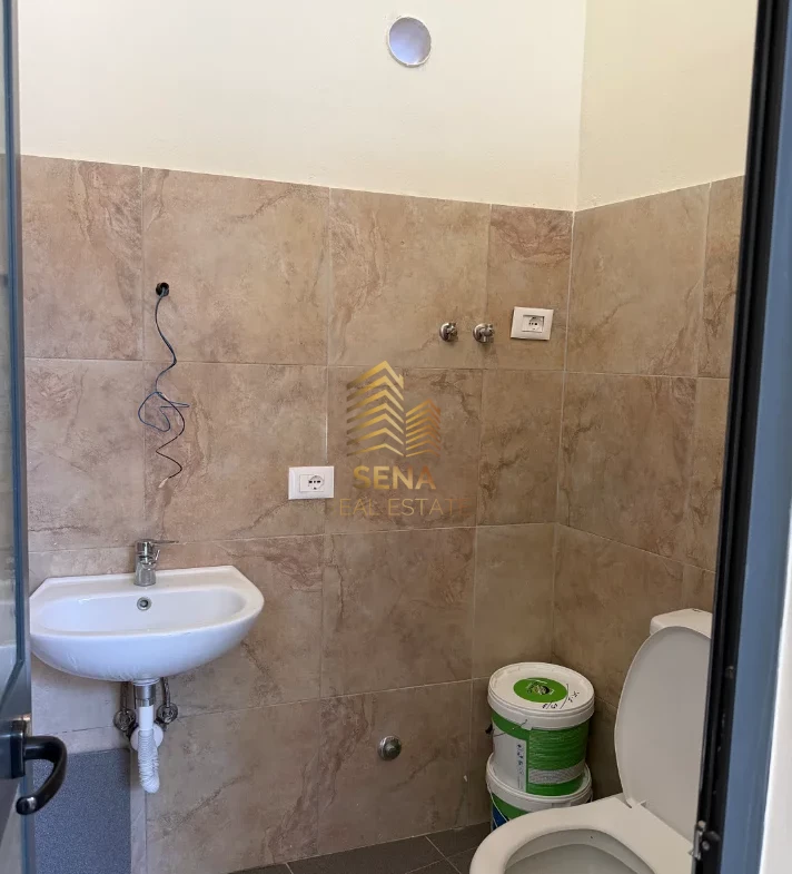 Tirane, jepet me qera ambjent biznesi Kati 0, 24 m² 400 € (Pazari i Ri)