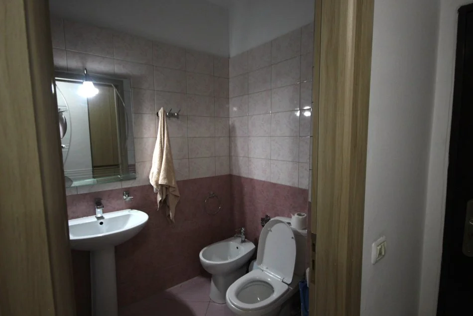 Tirane, jepet me qera apartament 2+1+Ballkon Kati 5, 80 m² 400 € (Rruga Migjeni)