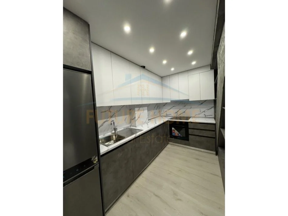 Tirane, jepet me qera apartament 1+1 Kati 11, 76 m² 700 € (Square21)