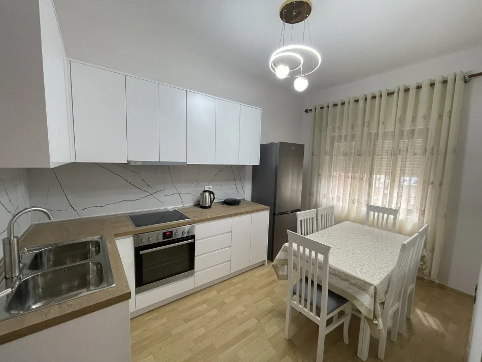 Tirane, jepet me qera apartament 2+1 Kati 2, 90 m² 650 € (Sauk i vjeter)