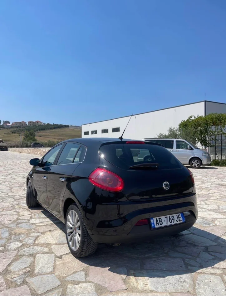 Tirane, shes makine Fiat Bravo Multijet 1.6 nafte Nafte, e zeze automatik Kondicioner 214 km 3.500 €