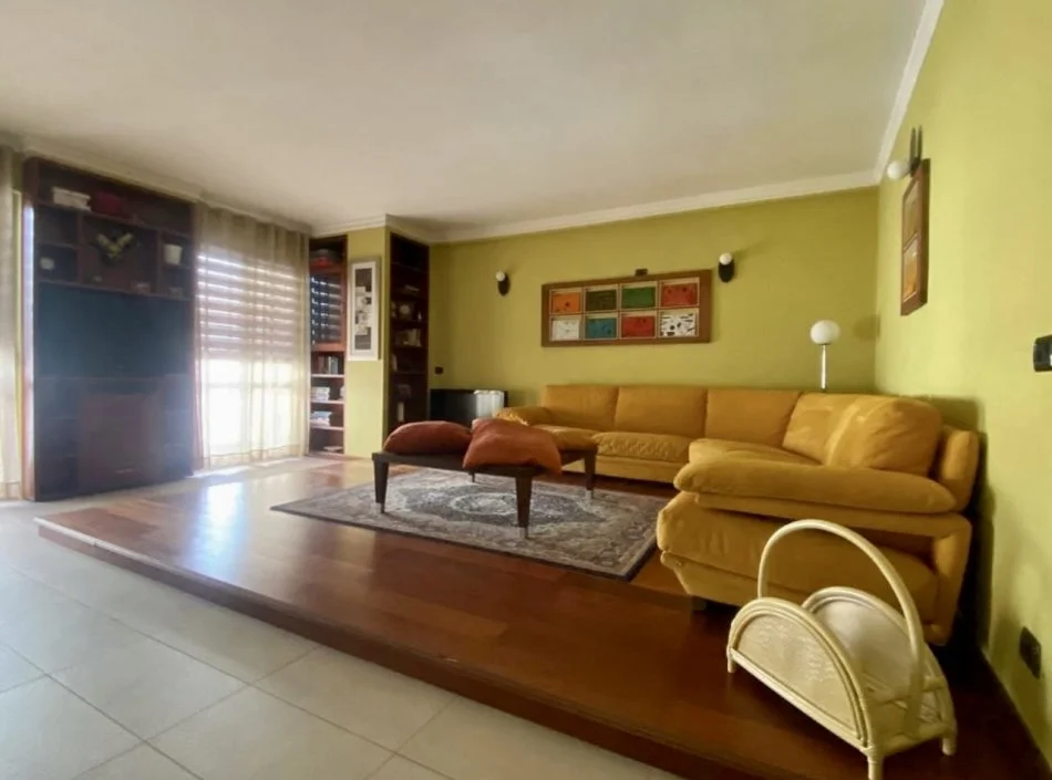 Tirane, jepet me qera apartament 2+1 Kati 5, 120 m² 850 € (Hoxha Tahsim)