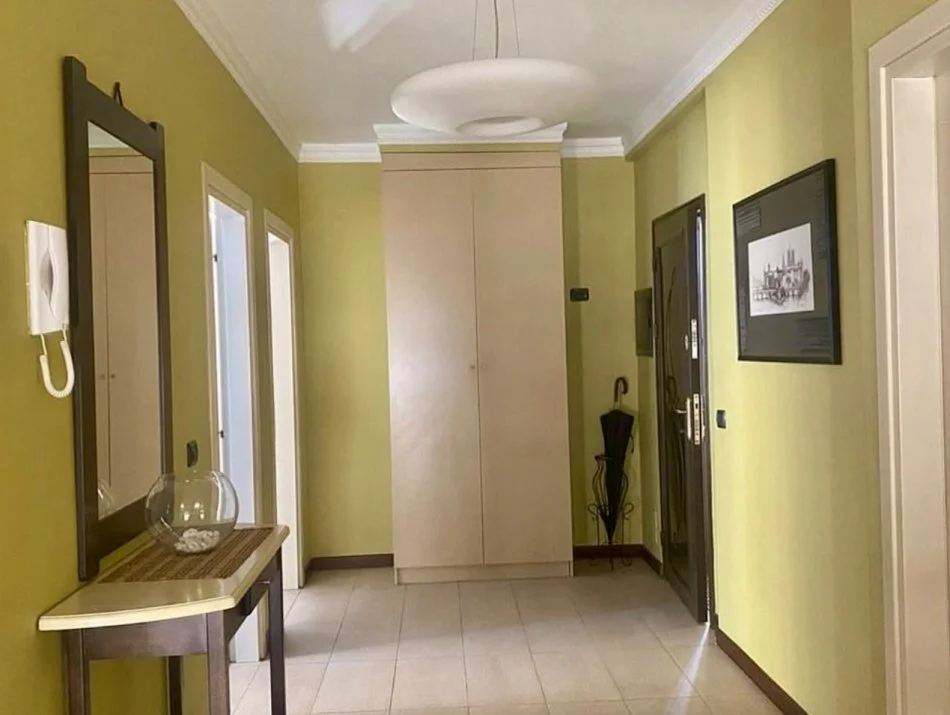 Tirane, jepet me qera apartament 2+1 Kati 5, 120 m² 850 € (Hoxha Tahsim)