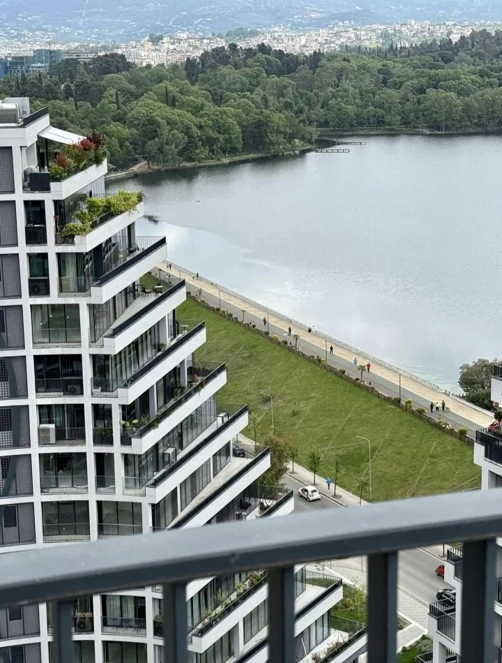 Tirane, jepet me qera ambjent biznesi Kati 15, 190 m² 5.000 € (Kristo Luarasi)