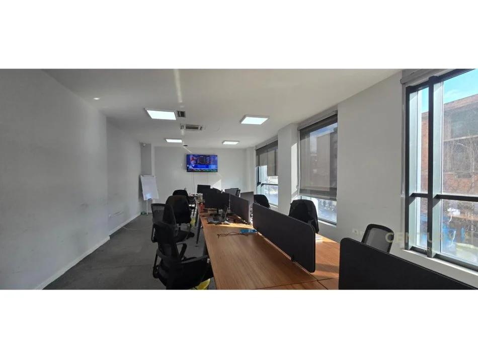 Tirane, jap me qera ambjent biznesi Kati 1, 452 m² 5.000 € (Rruga Hoxha Tahsim)