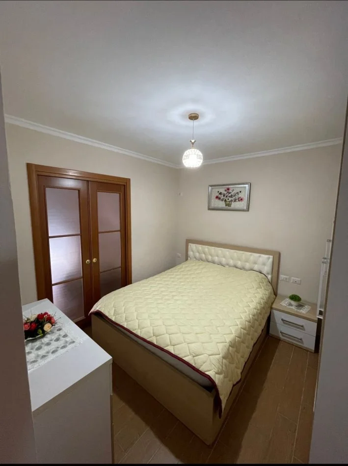Tirane, jepet me qera apartament 1+1+Aneks+Ballkon Kati 4, 74 m² 550 € (Liqeni Thate)