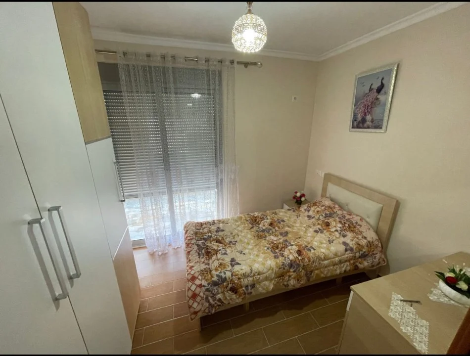 Tirane, jepet me qera apartament 1+1+Aneks+Ballkon Kati 4, 74 m² 550 € (Liqeni Thate)