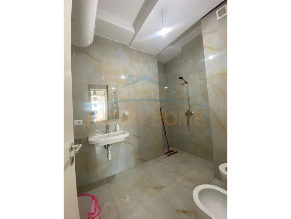 Tirane, jepet me qera apartament 2+1+Ballkon Kati 5, 90 m² 600 € (Rruga e Burgut Kontakti)