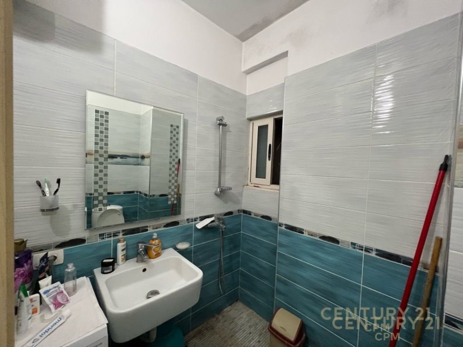 Tirane, jepet me qera apartament 1+1 Kati 5, 65 m² 550 € (Komuna Parisit)