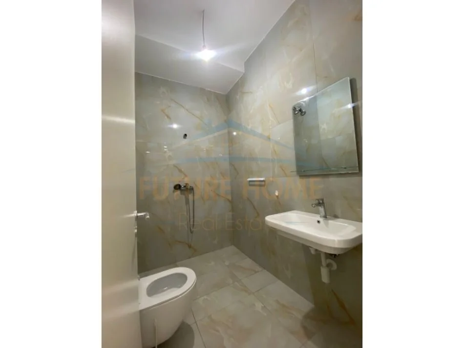 Tirane, jepet me qera apartament 2+1+Ballkon Kati 5, 90 m² 600 € (Rruga e Burgut Kontakti)