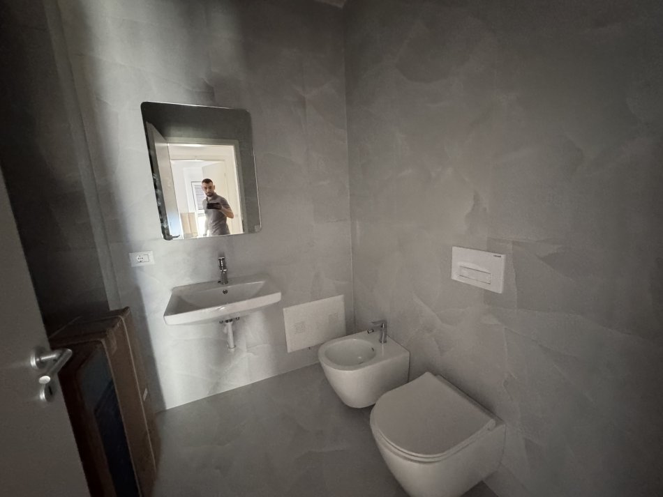 Tirane, jepet me qera apartament 2+1 Kati 5, 100 m² 550 € (Ali demi)