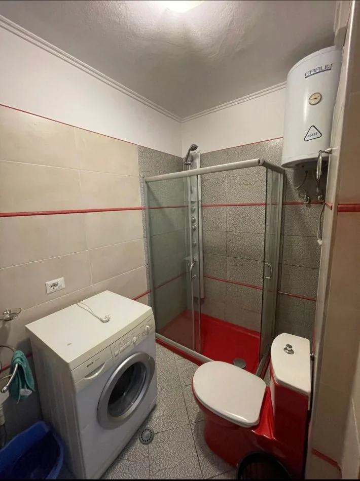 Tirane, jepet me qera apartament 1+1+Aneks+Ballkon Kati 4, 74 m² 550 € (Liqeni Thate)