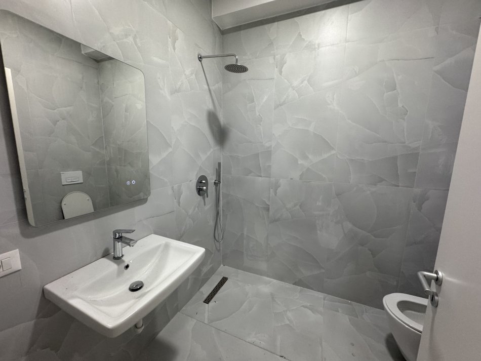 Tirane, jepet me qera apartament 2+1 Kati 5, 100 m² 550 € (Ali demi)