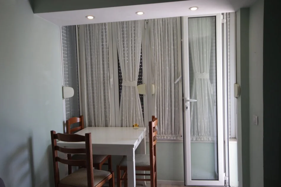 Tirane, shitet apartament 2+1+Ballkon Kati 2, 67 m² 99.000 € (Rruga Ali Visha)