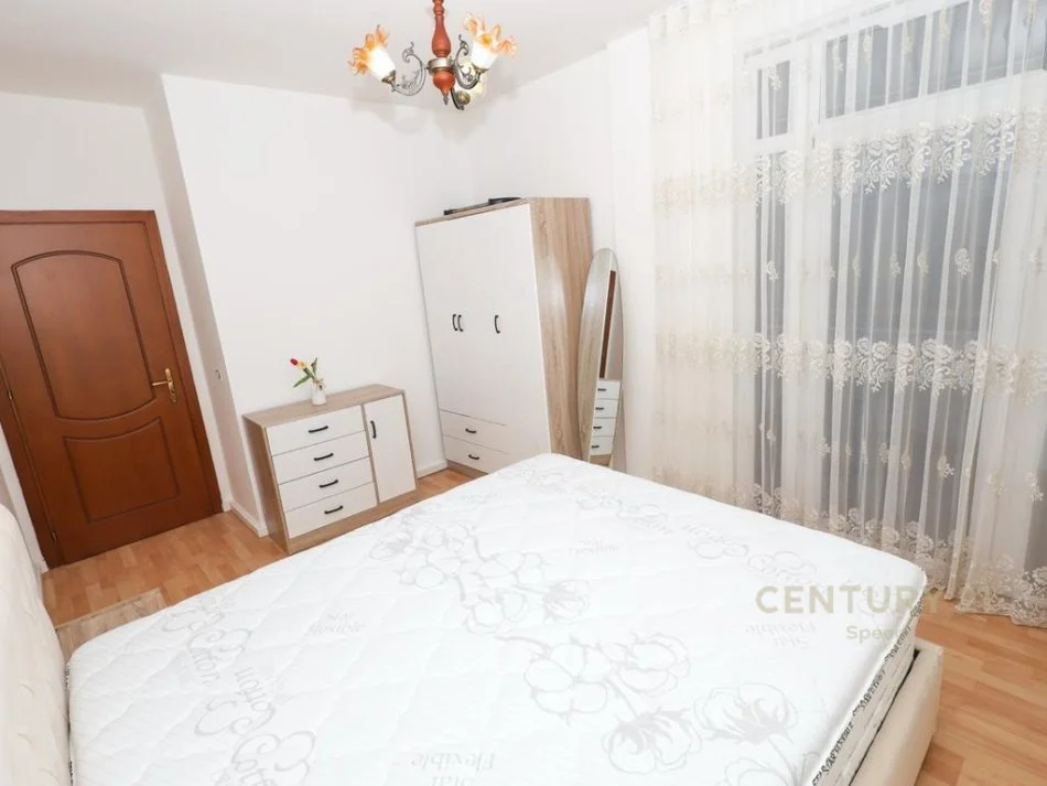 Tirane, jepet me qera apartament 2+1 Kati 2, 95 m² 1.000 € (Kopshti botanik)