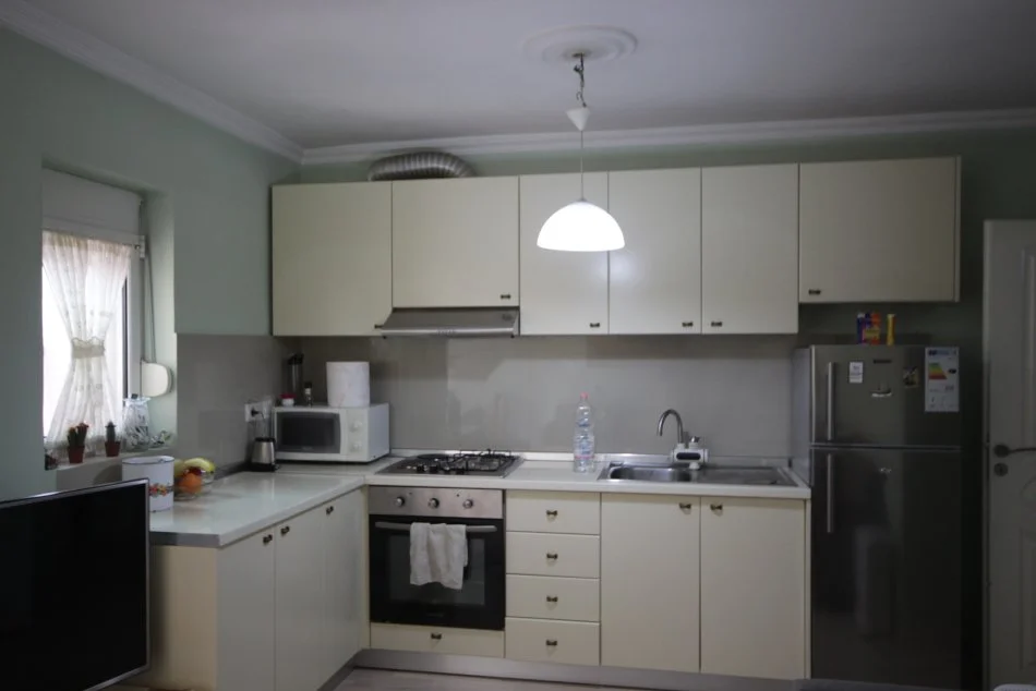 Tirane, shitet apartament 2+1+Ballkon Kati 2, 67 m² 99.000 € (Rruga Ali Visha)