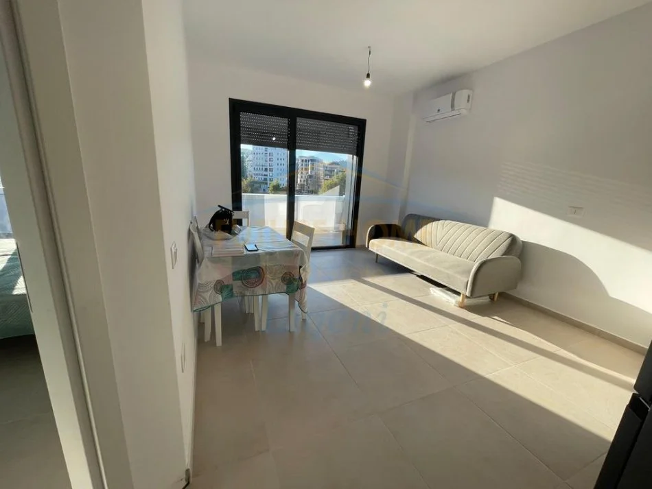 Tirane, jepet me qera apartament 1+1+Ballkon Kati 3, 54 m² 600 € (Met Invest)