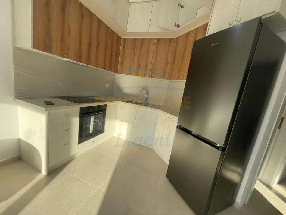 Tirane, jepet me qera apartament 1+1+Ballkon Kati 3, 54 m² 600 € (Met Invest)