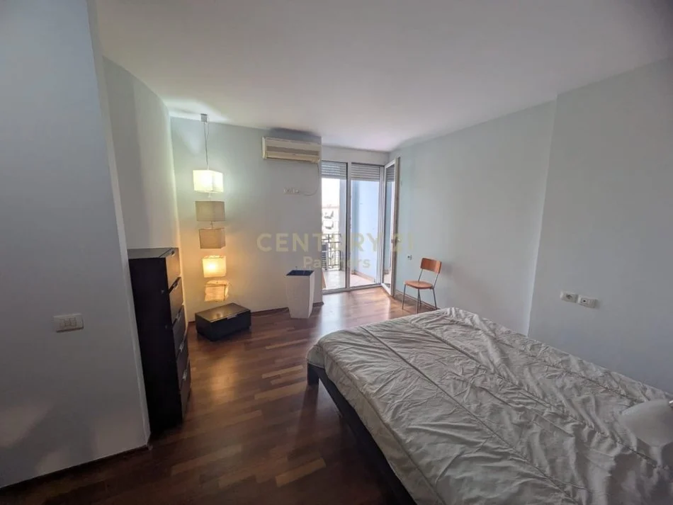 Tirane, jepet me qera apartament 2+1+Aneks+Ballkon Kati 9, 120 m² 750 € 